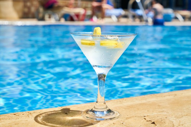 Cocktail martini masala sur le bord de la piscine